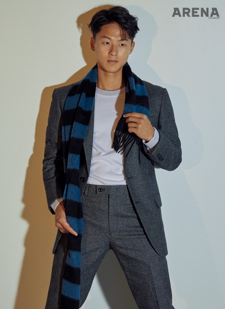 옅은 회색 니트·짙은 회색 수트·파란색과 검은색 배색의 머플러 모두 커스텀멜로우 제품.