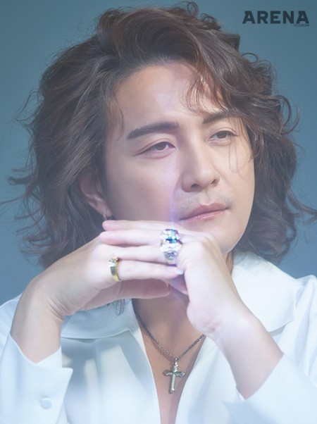 흰색 브이넥 블라우스와 볼드한 골드 반지는 모두 스타일리스트 소장품, 골드 귀고리는 본인 소장품, 십자가 펜던트 목걸이는 에이징 CCC 제품.