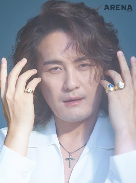 흰색 브이넥 블라우스와 볼드한 골드 반지는 모두 스타일리스트 소장품, 골드 귀고리는 본인 소장품, 십자가 펜던트 목걸이는 에이징 CCC 제품.