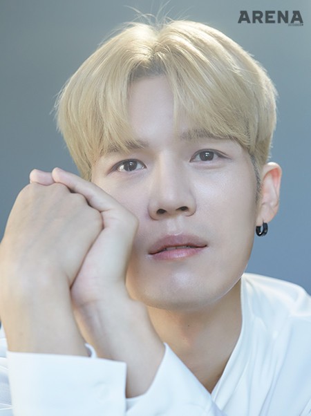 흰색 리본 셔츠와 은반지는 모두 스타일리스트 소장품, 검은색 귀고리는 본인 소장품.