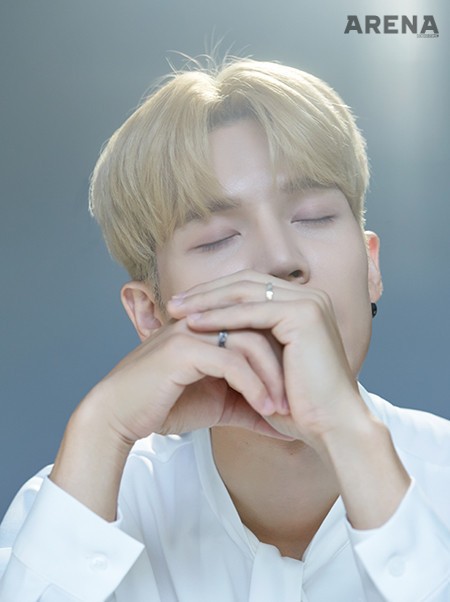 흰색 리본 셔츠와 은반지는 모두 스타일리스트 소장품, 검은색 귀고리는 본인 소장품.