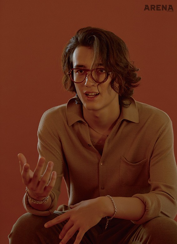 니트 소재 셔츠 18만8천원 제이리움, 코듀로이 팬츠 가격미정 라르디니, 복고풍 안경테 24만5천원 뮤지크 제품. 
