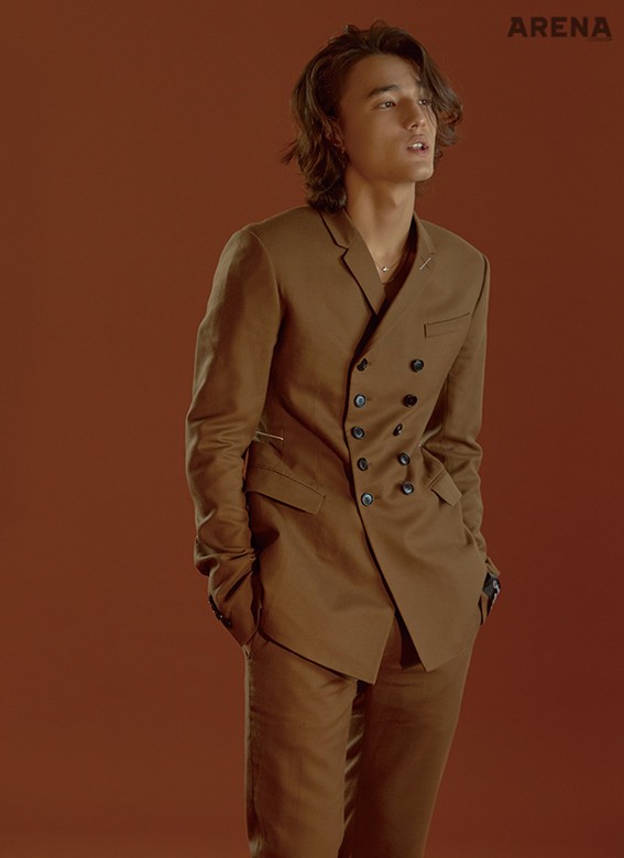 허리선이 잘록하게 들어간 재킷·울 소재 팬츠 모두 가격미정 디올 맨 제품.