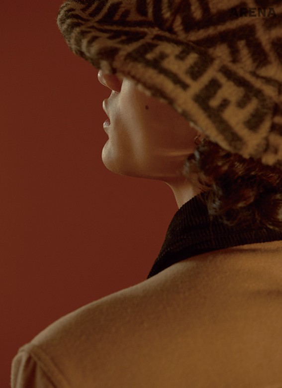 칼라 배색이 돋보이는 재킷 가격미정 H&M 스튜디오, 브랜드 로고를 새긴 퍼 모자 가격미정 펜디 제품.