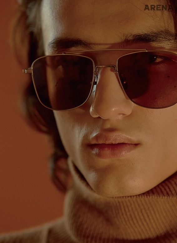 짙은 갈색의 틴트 렌즈 선글라스 22만8천원 스틸러 아이웨어, 터틀넥 니트 가격미정 루이 비통 제품. 