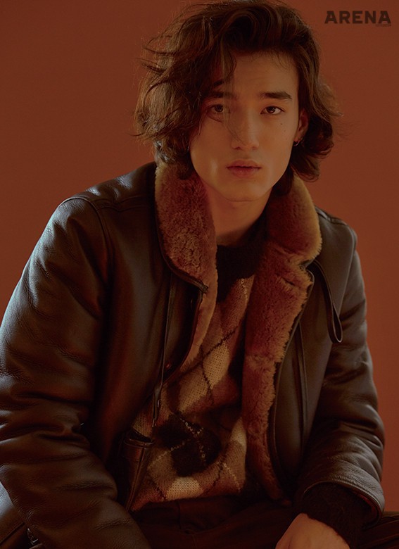 아가일 무늬 스웨터 3만9천원 H&M 스튜디오, 초콜릿색 무통 재킷 1백75만원 YMC, 갈색 팬츠 가격미정 코스, 가죽 소재 벙어리장갑 가격미정 이스트로그 by 쏠티 서울 제품. 