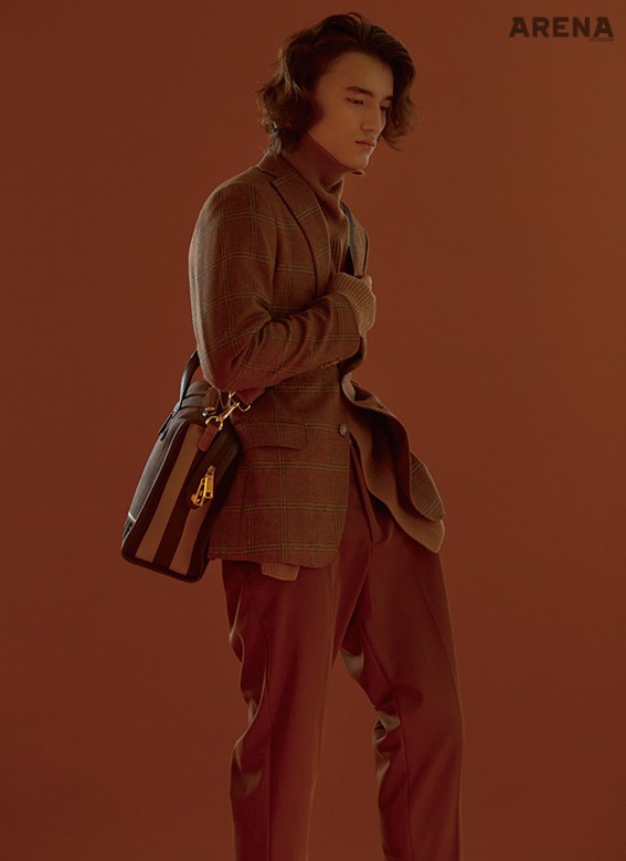 앞트임 장식의 터틀넥 스웨터 가격미정 루이 비통, 체크무늬 재킷 가격미정 맨온더분, 울 소재 팬츠 가격미정 자라, 크로스백과 토트백으로 연출할 수 있는 가방 가격미정 펜디 제품.