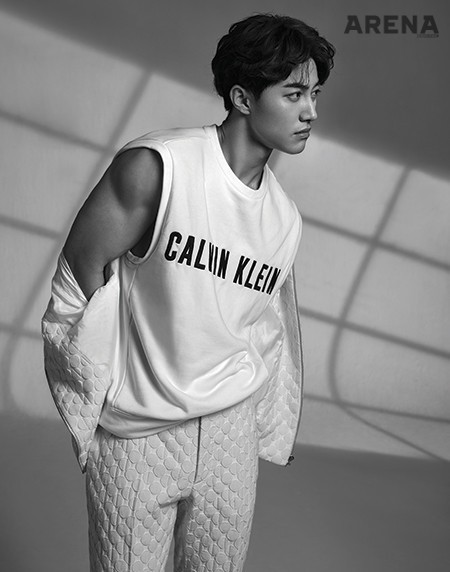 민소매 톱은 캘빈 클라인 퍼포먼스, 크림색 블루종과 팬츠는 모두 김서룡 제품.