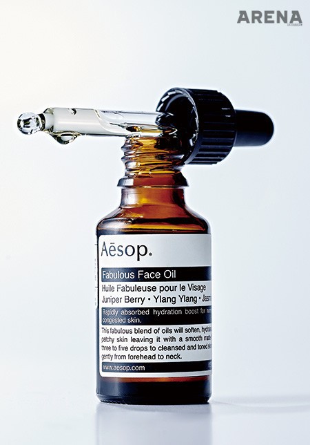 일랑일랑유, 재스민, 마카다미아 너트 등 식물 성분으로 이루어진 산뜻한 질감의 페이스 오일. 페뷸러스 페이스 오일 25mL 7만5천원 이솝 제품.