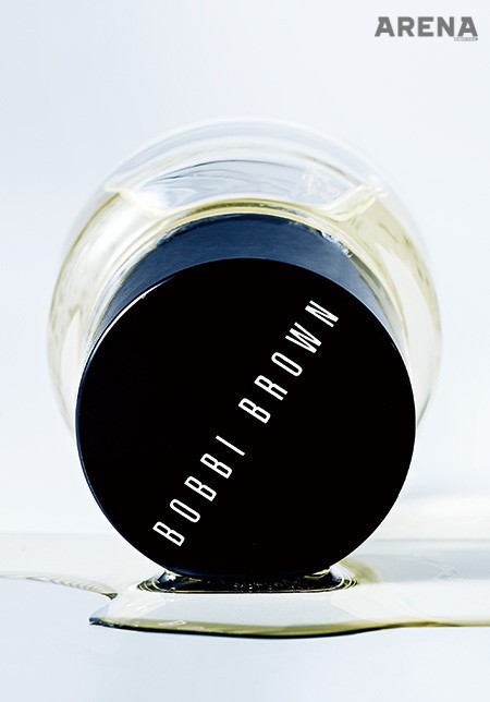 피부의 유분과 유사한 호호바 오일이 피부결을 부드럽게 정돈해주며, 피부 속까지 밀도 있는 보습을 선사한다. 엑스트라 페이스 오일 30mL 9만7천원대 바비 브라운 제품.
