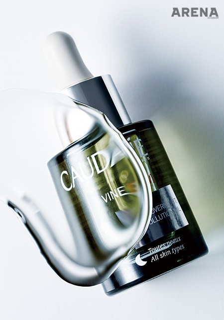 영양이 풍부한 포도씨 오일과 다섯 가지 에센셜 오일을 배합해 피로로 인해 건조하고 예민해진 피부를 밤사이 회복시켜주는 나이트 오일. 오버나이트 안티-폴루션 오일 30mL 5만6천원 꼬달리 제품.