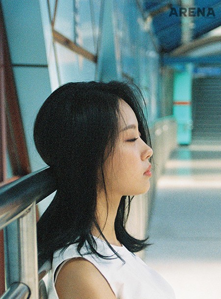 흰색 원피스는 CK 캘빈 클라인, 신발은 노네임 바이 플랫폼 제품.