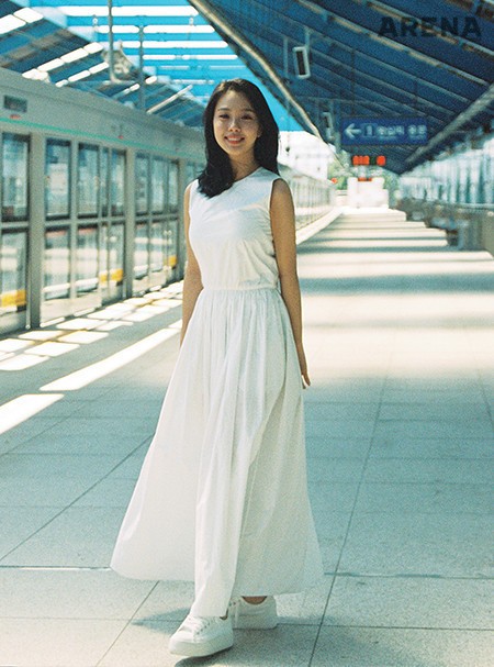 흰색 원피스는 CK 캘빈 클라인, 신발은 노네임 바이 플랫폼 제품.