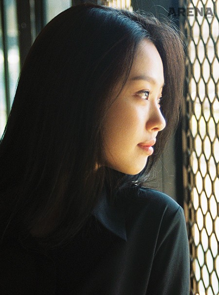 검은색 원피스는 밀로그렘 제품.