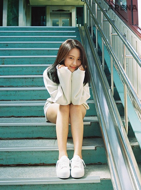 베이지 니트와 쇼츠는 모두 알로스, 신발은 노네임 by 플랫폼 제품. 