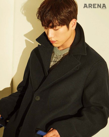 허리의 절개선으로 포인트를 준 울 소재 스리 버튼 코트 59만8천원·회색과 갈색이 섞인 믹스된 체크무늬 니트 23만8천원 모두 아르마니 익스체인지 제품.