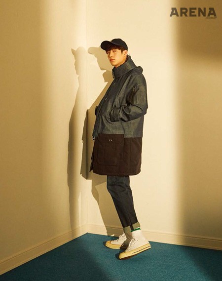 데님 소재의 오버사이즈 야상 점퍼 63만8천원·데님 팬츠 25만8천원 모두 아르마니 익스체인지, 남색 캡·흰색 스니커즈 모두 스타일리스트 소장품.