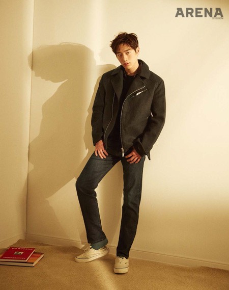 울 소재의 패디드 라이더 재킷 47만8천원·검은색 티셔츠 8만8천원·데님 팬츠 25만8천원 모두 아르마니 익스체인지, 흰색 스니커즈 스타일리스트 소장품.