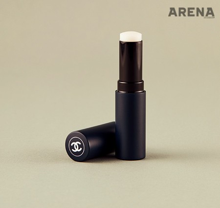 호호바 오일과 시어버터가 입술을 보호하고 매끈하게 만든다. 르 밤 레브르 3g 4만5천원 보이 드 샤넬 제품.