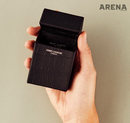 악어가죽의 질감을 표현한 시가렛 케이스 1백50만원 생 로랑 by 안토니 바카렐로 제품.