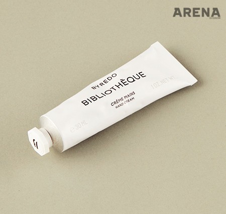 다크 파촐리와 가죽, 바닐라 향으로 구성한 핸드크림 비블리오티크 30mL 4만5천원 바이레도 제품.