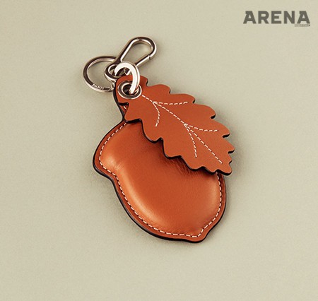 도토리 형태의 가죽 열쇠고리 44만원 로에베 제품.