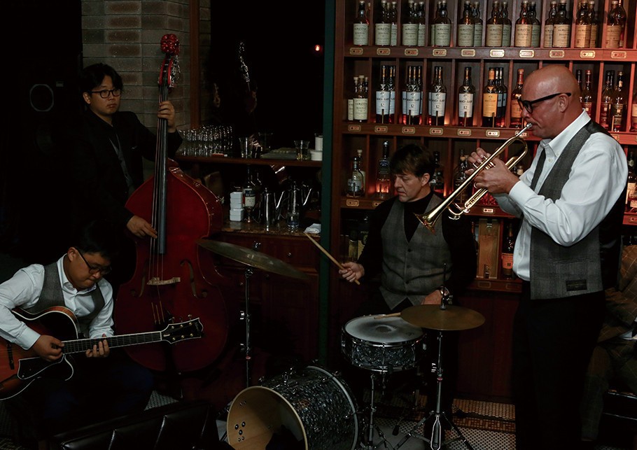 재즈 밴드의 라이브 공연으로 파티 분위기는 더욱 달아올랐다.
