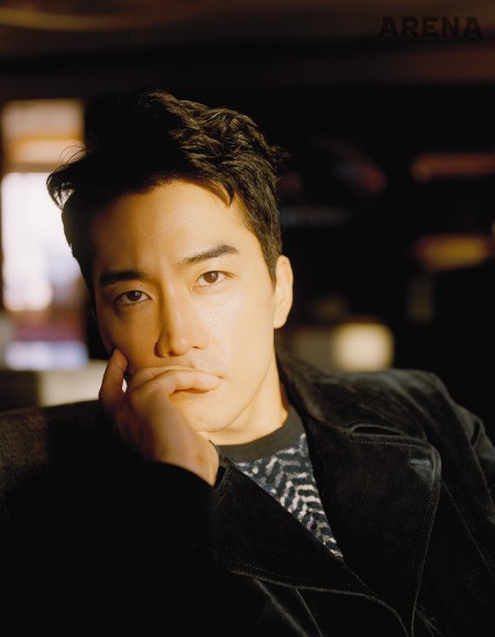 짙은 남색의 스웨이드 소재 트렌치코트·굵은 헤링본 무늬 스웨터 모두 조르지오 아르마니 제품.