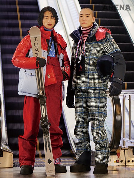 (왼쪽부터) 빨간색과 하늘색 배색 패딩 점퍼·빨간색 오버올·줄무늬 터틀넥 니트·파란색 스웨트 셔츠·주머니에 넣은 니트 비니·빨간색 카드 홀더·검은색 스키 부츠 모두 가격미정 3 몽클레르 그레노블, 스키 2백20만원 마하 by 래드스토어 제품. 체크무늬 패딩 점퍼·체크무늬 팬츠·줄무늬 터틀넥 니트·검은색 카드 홀더·명함 홀더·스키 장갑·검은색 스키 부츠 모두 가격미정  3 몽클레르 그레노블, 헬멧(고글 포함) 87만원 카스크 by 래드스토어 제품.
