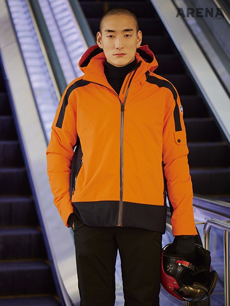 주황색 스키 재킷 93만원·팬츠 84만원·감색 터틀넥 니트 52만원·스키 장갑 25만원·스키 헬멧 84만원 모두 퓨잡 제품.
