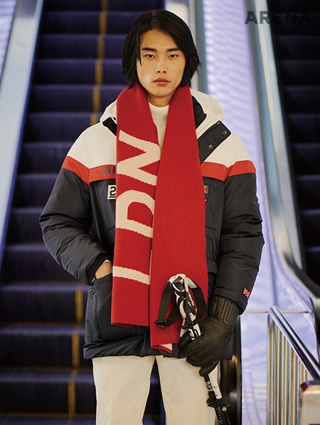 영국 국기에 영감받은 패딩 재킷 63만9천원·미색 니트 27만9천원·흰색 데님 팬츠 17만9천원·빨간색 머플러 9만9천원 모두 헤지스, 스키폴 26만원 가벨 by 래드스토어, 스키 장갑 28만원 비스트 by 래드스토어 제품.