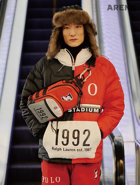 배색 풀오버 재킷 80만원대·감색 터틀넥 니트 40만원대·팬츠 40만원대·안쪽까지 퍼가 트리밍된 모자 30만원대·크로스백 20만원대 모두 폴로 랄프 로렌 제품.
