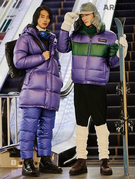 (왼쪽부터) 보라색과 초록색 배색 패딩 점퍼·초록색 모헤어 터틀넥 니트·카키색 코듀로이 팬츠·미색 레그 워머·갈색 하이킹 부츠·회색 패딩 캡·미색 패딩 장갑 모두 가격미정 지제냐, 스키 2백50만원 오페라 by 프로암 제품.