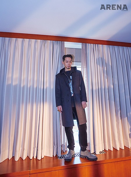 진회색 코트·집업 후디 티셔츠·검은색 팬츠·회색 슈즈 모두 엠포리오 아르마니 제품.