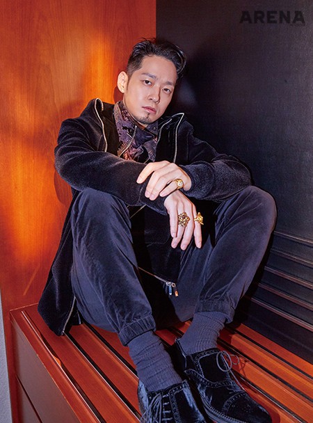 2019 january 89 벨벳 소재 집업 후디 재킷·동양적인 패턴이 가미된 스탠드칼라 셔츠·검은색 팬츠·슈즈 모두 엠포리오 아르마니 제품.