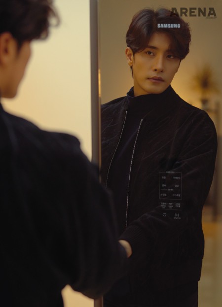 벨벳 소재 블루종·이너로 입은 폴라넥 니트 톱·바지 모두 엠포리오 아르마니 제품.