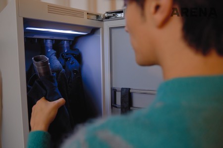 그레이 & 에메랄드 민트 컬러가 믹스된 니트 톱 엠포리오 아르마니 제품.