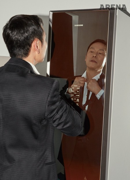 안에 입은 흰색 드레스 셔츠·은은한 광택의 턱시도 수트 모두 조르지오 아르마니 제품.