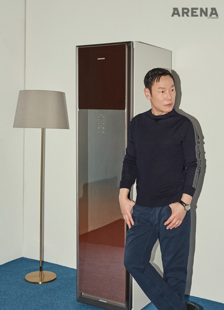 어깨부터 팔목까지 라인 디테일을 더한 니트·편안한 디자인의 감색 데님 팬츠 모두 조르지오 아르마니 제품.