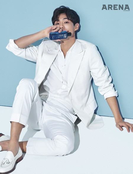 화이트 리넨 셔츠 라르디니, 화이트 수트 스타일리스트 소장품, 화이트 태슬 로퍼 푼크트 제품.