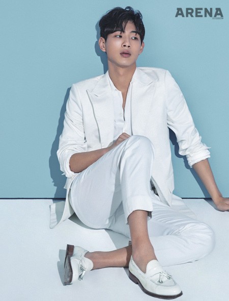 화이트 리넨 셔츠 라르디니, 화이트 수트 스타일리스트 소장품, 화이트 태슬 로퍼 푼크트 제품.