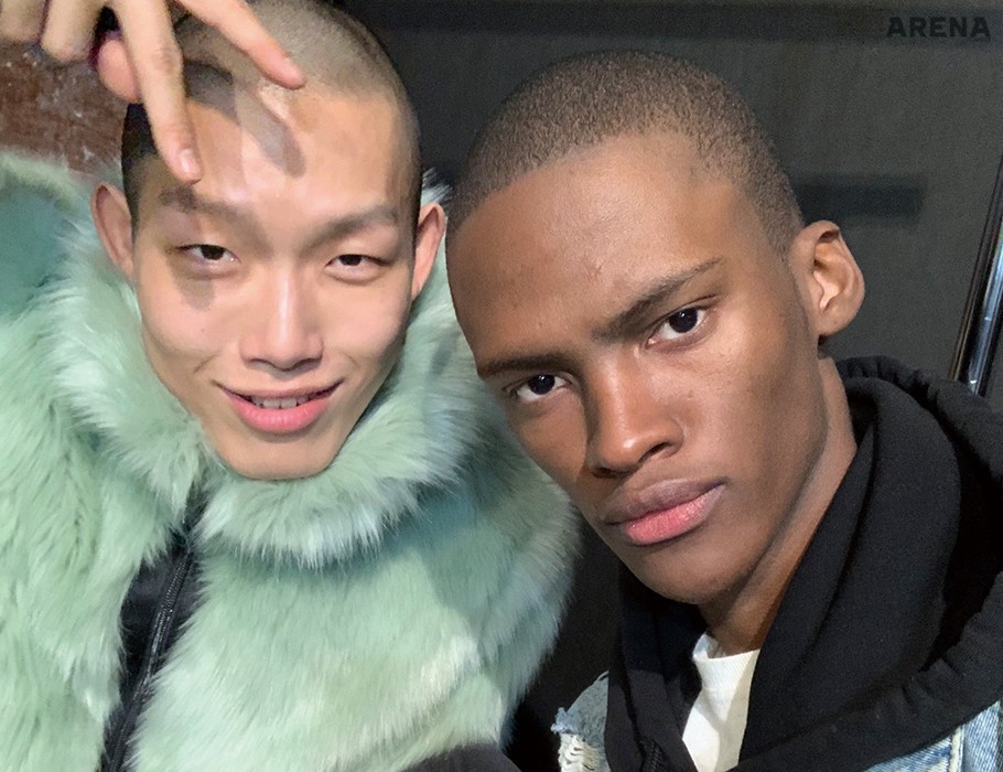 백스테이지에서 만난 모델 친구들. 이렇게 귀여운 친구들이 런웨이에서 워킹할 때면 눈빛부터 달라진다. Tristan, Calleb, Emmanuel, Cheikh, Sethu.