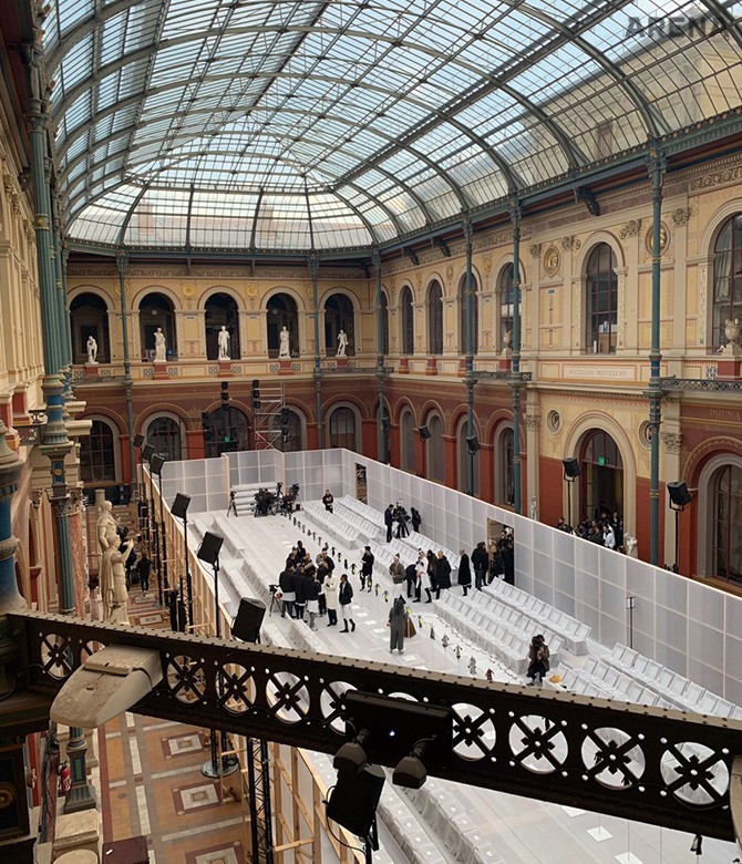 톰 브라운 쇼를 위한 피팅 사진. 늘 재미난 요소가 많은 톰 브라운 쇼에 서다니 영광이었다. 쇼 직전에 기념으로 찍어두었다. 
