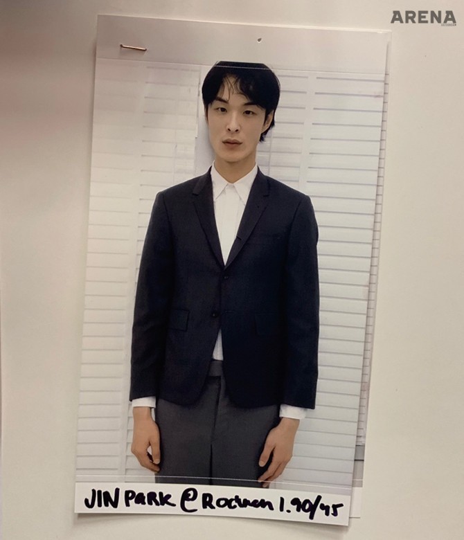 톰 브라운 쇼를 위한 피팅 사진. 늘 재미난 요소가 많은 톰 브라운 쇼에 서다니 영광이었다. 쇼 직전에 기념으로 찍어두었다. 