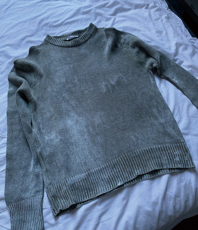 컬렉션 기간 틈틈이 쇼핑을 하는 편. 유명 셀렉트 숍을 돌아다니며 트렌드를 직접 눈으로 확인할 수 있는 재미있는 경험이다. 아워 레가시 니트 톱, 마르지엘라 태슬 로퍼, 라프 시몬스 티셔츠.
