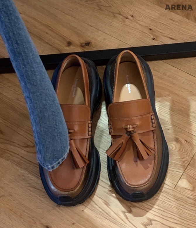 컬렉션 기간 틈틈이 쇼핑을 하는 편. 유명 셀렉트 숍을 돌아다니며 트렌드를 직접 눈으로 확인할 수 있는 재미있는 경험이다. 아워 레가시 니트 톱, 마르지엘라 태슬 로퍼, 라프 시몬스 티셔츠.
