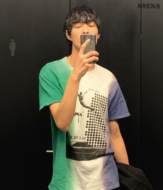 컬렉션 기간 틈틈이 쇼핑을 하는 편. 유명 셀렉트 숍을 돌아다니며 트렌드를 직접 눈으로 확인할 수 있는 재미있는 경험이다. 아워 레가시 니트 톱, 마르지엘라 태슬 로퍼, 라프 시몬스 티셔츠.
