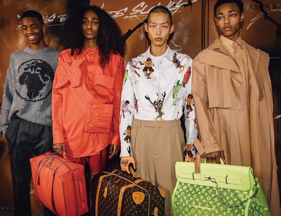 버질 아블로의 루이 비통 쇼는 언제나 감동이다. 지난 시즌엔 작고 노란 가방을 들었는데, 이번엔 LV 모노그램을 새긴 아주 큰 트래블 백을 들고 런웨이를 걸었다.
