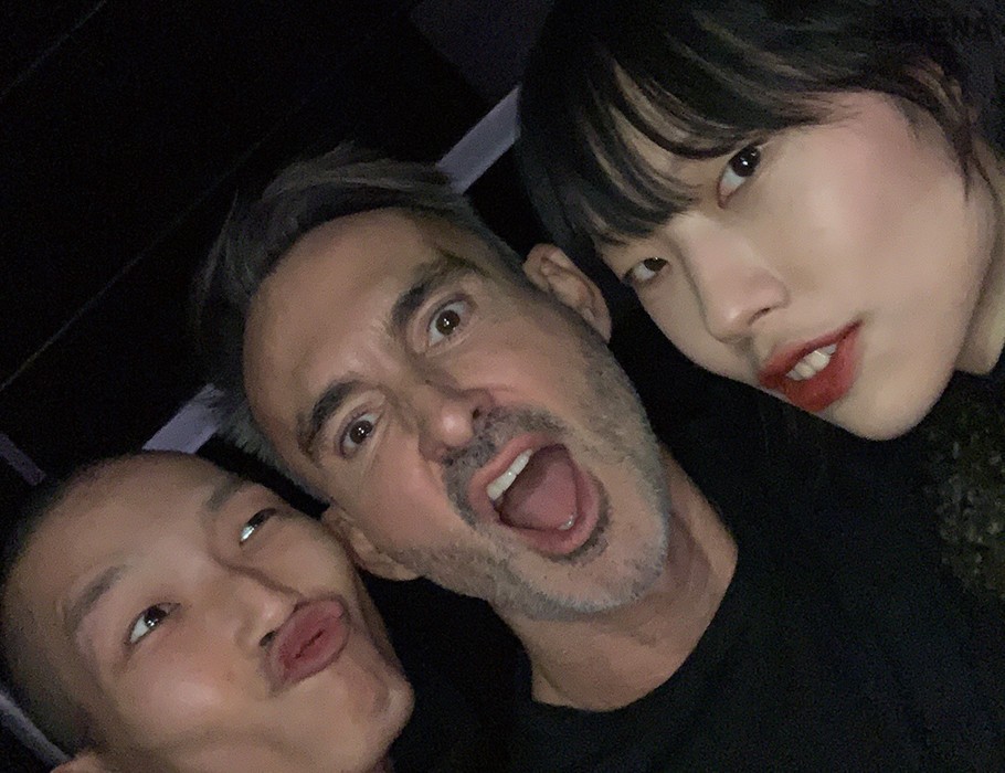 이번에 탄생 20주년을 맞은 닐 바렛의 쇼를 마치고. 기분이 한껏 좋았던 기억. 애프터 파티에 초대되어 디자이너 닐 바렛, 모델 희정과 함께 셀피 타임을 가졌다.
