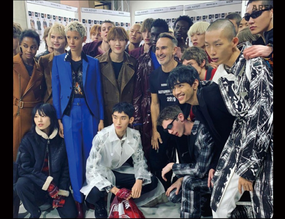 이번에 탄생 20주년을 맞은 닐 바렛의 쇼를 마치고. 기분이 한껏 좋았던 기억. 애프터 파티에 초대되어 디자이너 닐 바렛, 모델 희정과 함께 셀피 타임을 가졌다.
